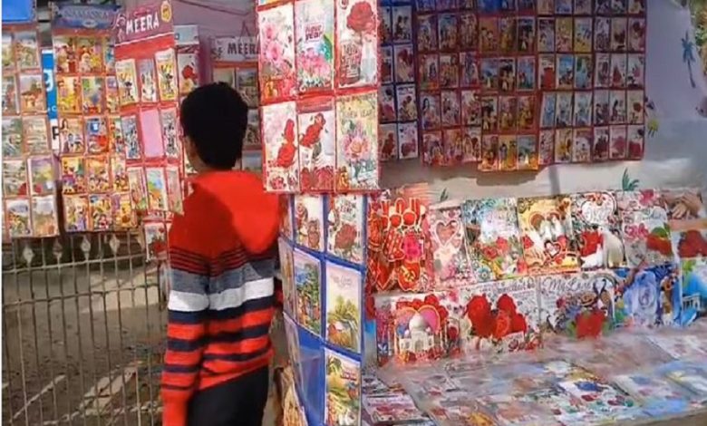 No more greeting card buyers, retailers will be swept away by old emotions even in the digital age