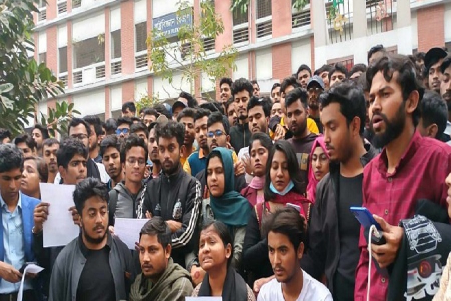 Dhaka University's vice-chancellor must resign, students give him 4 hours