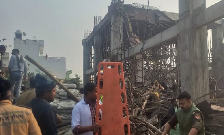 A part of the railway station under construction collapsed, many workers were trapped