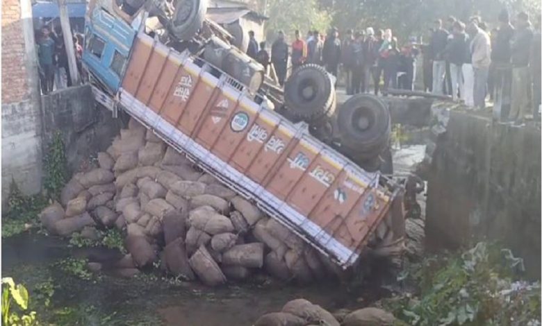 Lorry overturns after breaking bridge railing, narrowly escapes