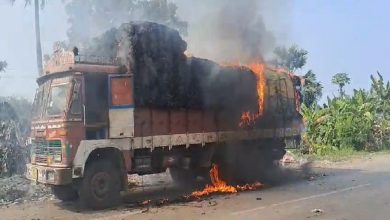 Fire breaks out in a jute-laden truck in Hooghly, police and firefighters at the scene