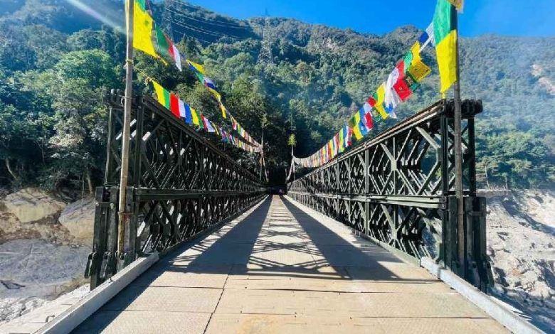 Bridge collapses, trapping 200 tourists
