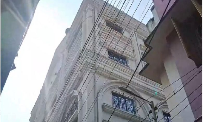 Srirampur: Locals panic as house collapses, cracks found