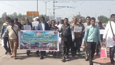 Protest at Kandra station demanding increase in trains, memorandum submitted