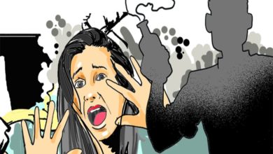 Rejected in love! Young man beats up young woman in anger, throws acid in her face