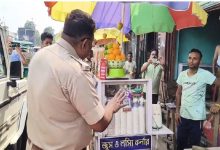 Police administration steps in to disperse crowd occupying sidewalks in Islampur