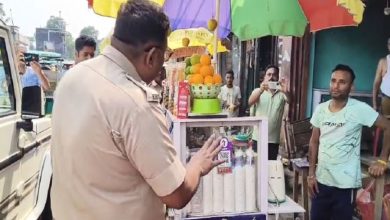 Police administration steps in to disperse crowd occupying sidewalks in Islampur