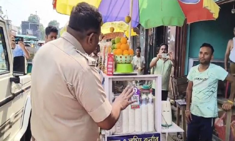 Police administration steps in to disperse crowd occupying sidewalks in Islampur