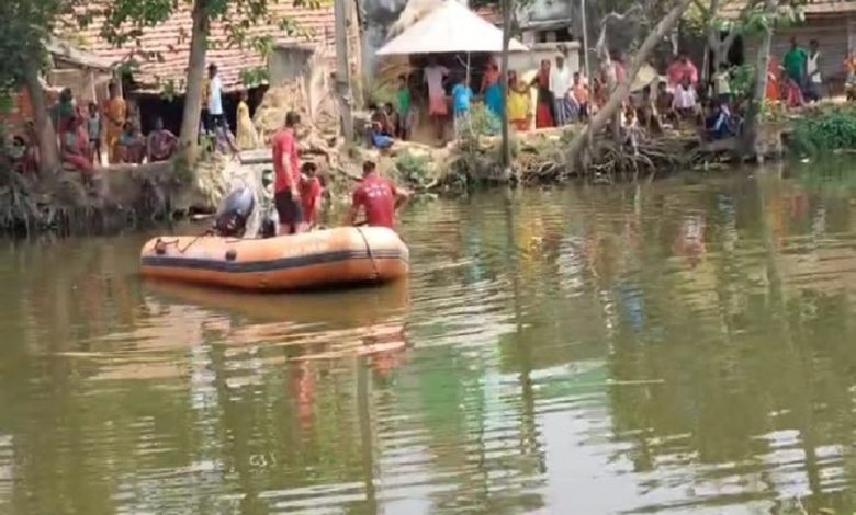 2 dead after mango-laden car overturns in sensitive area