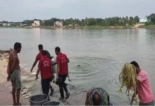 Elderly man falls off boat in middle of Ganga, police searching