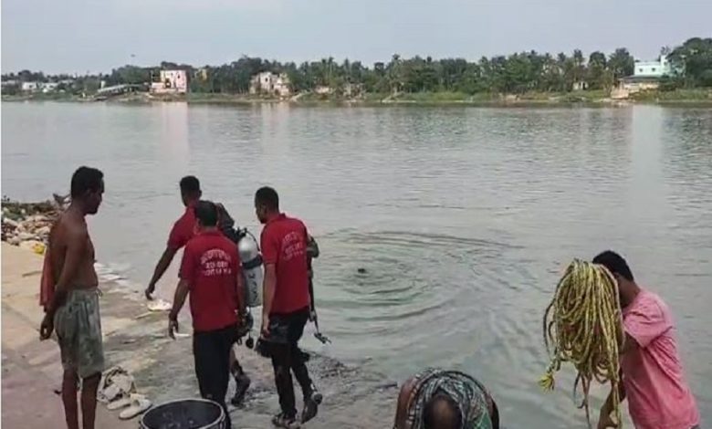 Elderly man falls off boat in middle of Ganga, police searching