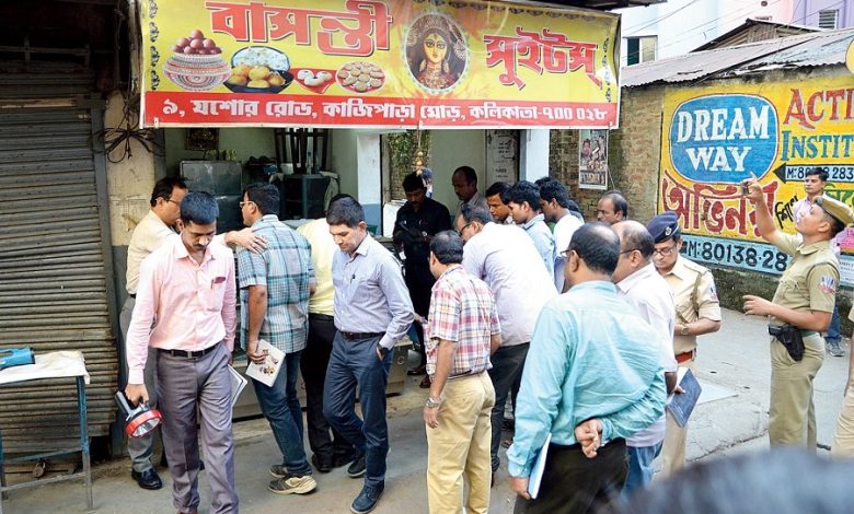 A unique theft occurred in Nagerbazar while the AC was on and sweets were consumed!