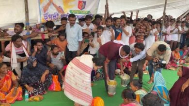 Mamata Banerjee Serves Food to Affected People in Arambagh
