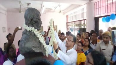 Firhad Hakim: Firhad Hakim Reviews ‘Amader Para'