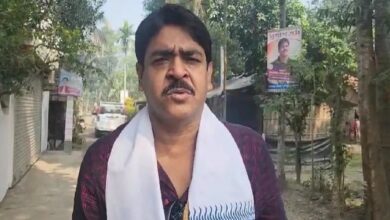 thief-slogans-surround-sawkat-mollas-car-at-ghatakpukur