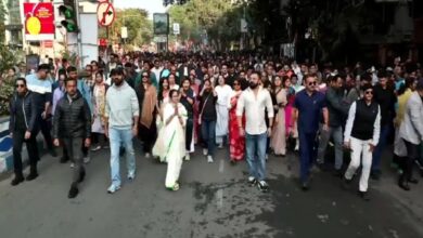 stars-joined-mamata-banerjees-procession-dev-and-soham-walked-alongside-her-from-jadavpur-to-hazra