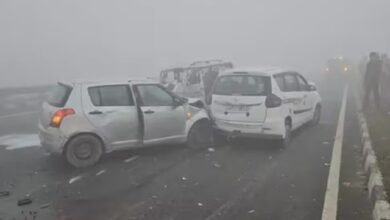 a-series-of-collisions-occurred-on-the-lucknow-delhi-highway-due-to-dense-fog-at-least-12-people-were-injured