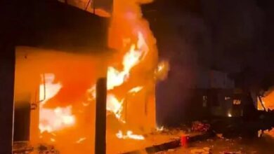 a-massive-fire-broke-out-in-a-shopping-mall-in-karachi-killing-at-least-3-people