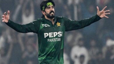 inspired-by-dhonis-biopic-pakistans-mystery-usman-crosses-the-road-to-dubai-in-the-world-cup