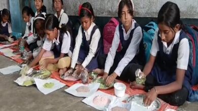 students-handmade-herbal-abir-being-made-at-a-school-in-bankura