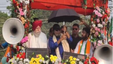 due-to-the-heat-mithun-abandons-roadshow-for-ac-car-workers-and-supporters-left-disappointed