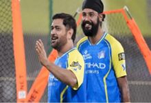 msd-walks-with-his-hand-resting-on-a-groundsmans-shoulder-this-image-reveals-why-he-is-affectionately-known-as-thala