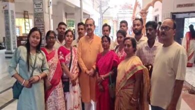 ashok-lahiri-celebrates-victory-by-offering-prayers-at-the-baroma-temple